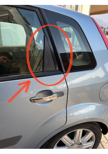 Ford Fiesta 2003-2009 Arka Kapı Cam Üçgen Plastiği