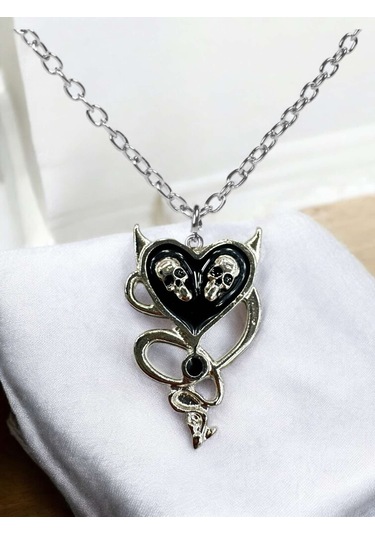 Gümüş Renk Zincirli Siyah Kuru Kafa Kalp Kolye Çok REnkli