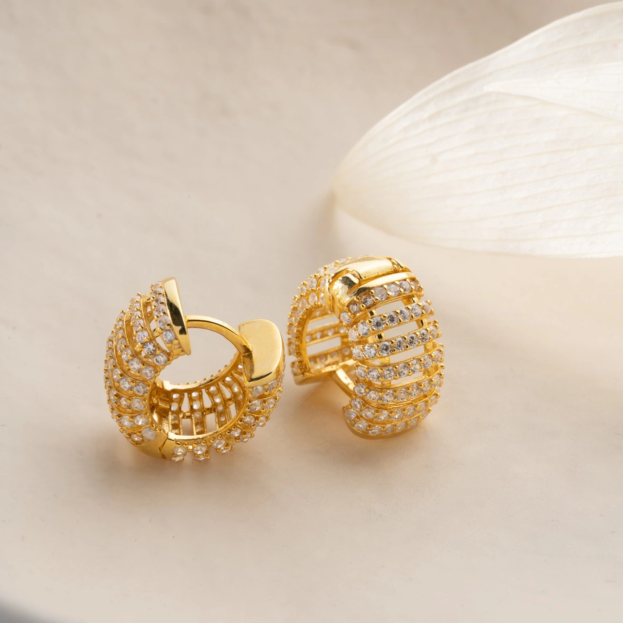 925 Ayar Gümüş Bombeli Taşlı Halka Küpe Altın