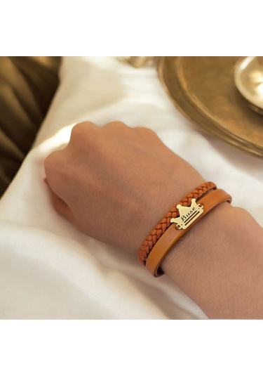 Archin Buse İsmine Özel 14 Ayar Altın Plakalı Kahverengi Derili Taç Motifli Hediye Bileklik-467isim Buse