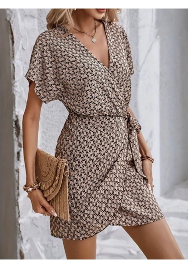 Kadın Kısa Yarasa Kollu Önden Kruvaze Yaka Detaylı Önden Bağlamalı Desenli Süprem Elbise Desenli Kadın Kısa Yarasa Kollu Önden Kruvaze Yaka Detaylı Önden Bağlamalı Desenli Süprem Elbise Desenli