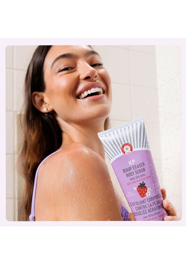 First Aid Beauty Kp Body Scrub Strawberry - Anında Yumuşatan Vücut Peelingi, Çilek Aromalı Aha 226 G