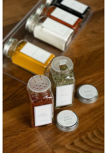 24'lü Şeffaf Kristal Plexi Standlı Cam Baharatlık Seti Kapaklı Beyaz Etiketli Baharatlık Mh03slvr24 Beyaz - Şeffaf