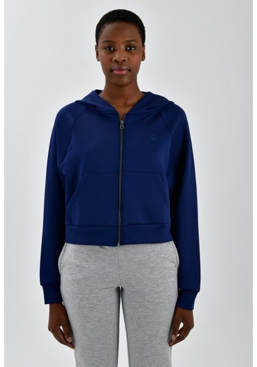 Kadın Sol Göğsü Logo Detaylı Cepli Kapüşonlu Sweatshirt Lacivert