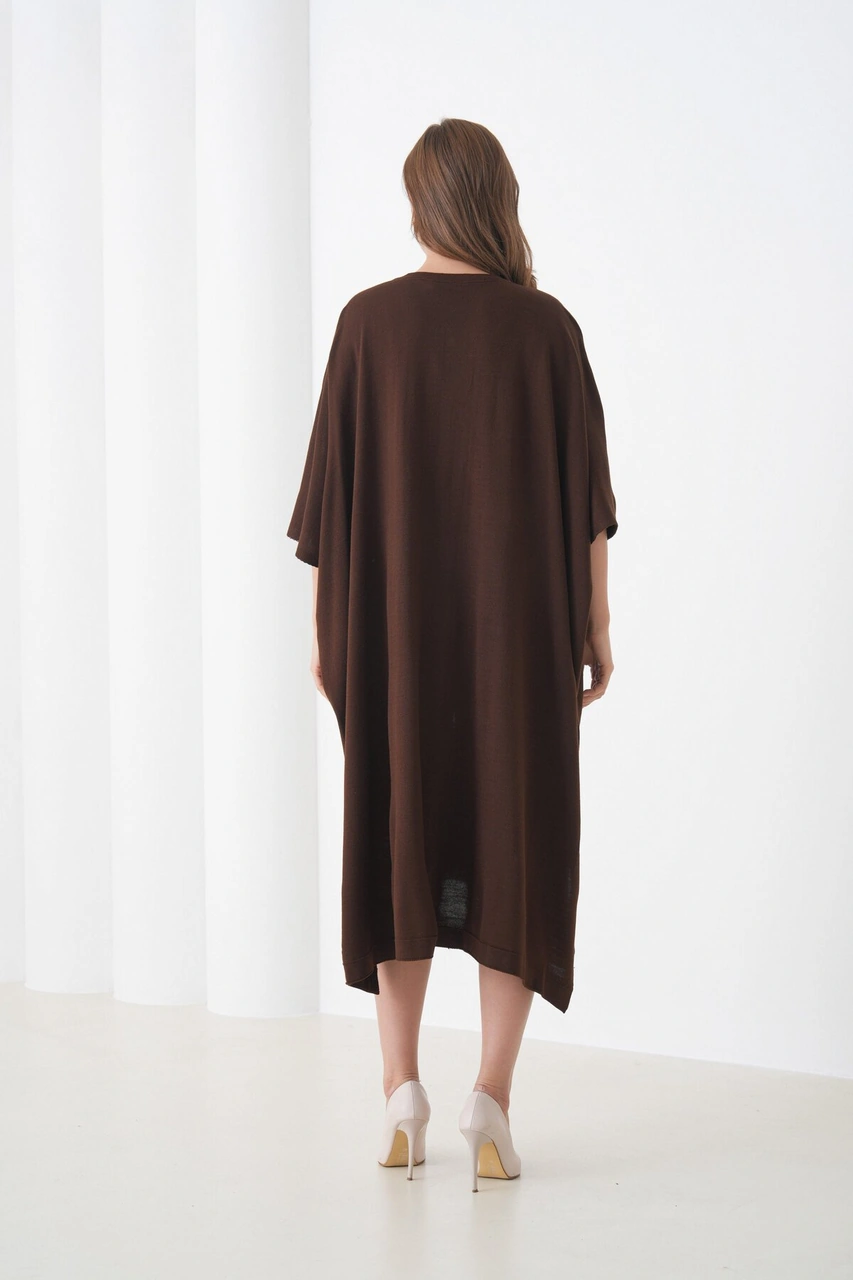 Kadın Tesettüre Uygun Önden Düğmeli Asimetrik Kesim Yarasa Kol Şık Geniş Kalıp Panço Ceket Kahverengi