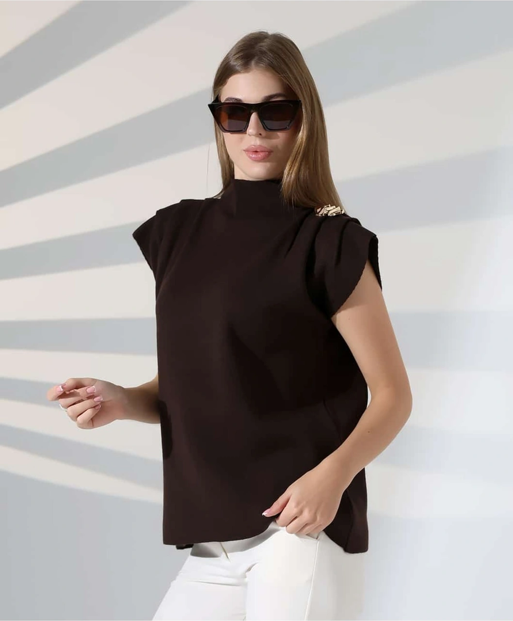 Zarif Omuz Detaylı Dik Yaka Triko Bluz Kahverengi