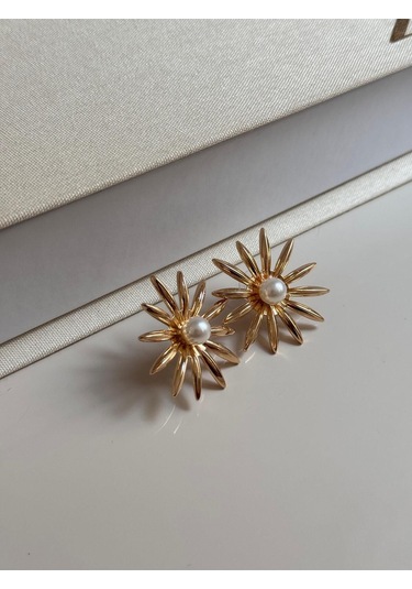 İnci Detaylı Altın Renk Çiçek Formlu Kadın Küpe Bahar Temalı Zarif Tasarım Altın