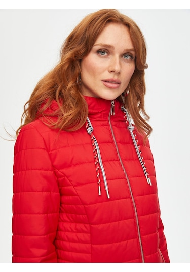 İçi Slogan Baskı Detaylı Renkli Kordonlu Kapitone Mont 69436 U6943641 Kırmızı