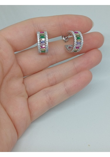 Rengarenk Taşlı 925 Ayar Gümüş Halka Görünümlü Çivi Model Küpe Gösterişli Ve Işıltılı Tasarım Gümüş