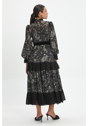 Desenli Ve Piliseli Elbise - Fırfır Detaylı, Şifon Ve Kemer Tasarımıyla Zamansız Şıklık Siyah