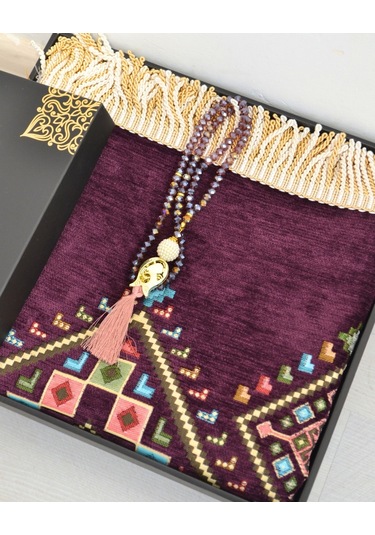 Hediyelik Seccade Tesbih Seti Kilim Desenli Kadife Astarlı Seccade, Kristal Tesbih Ve Özel Kutulu Lüks Hediye Seti Mor