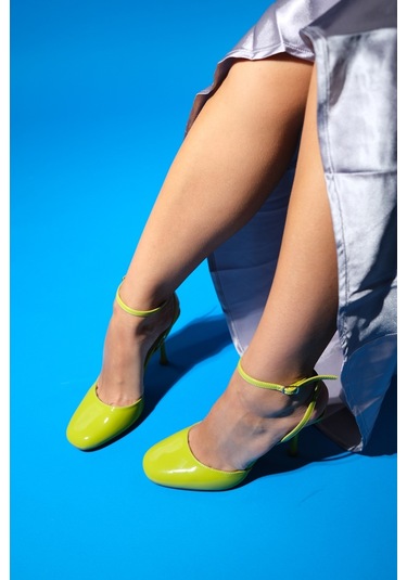 Luvishoes Blues Yeşil Rugan Yuvarlak Burun Bilekten Bağlamalı Kadın Yüksek Topuklu Ayakkabı Yeşil