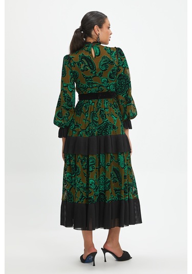 Desenli Ve Piliseli Elbise - Fırfır Detaylı, Şifon Ve Kemer Tasarımıyla Zamansız Şıklık Yeşil