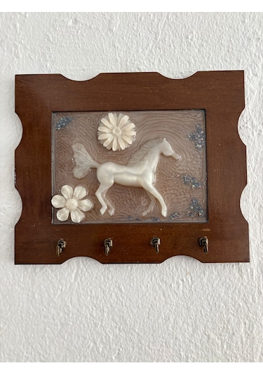 Pelince - İnci Beyazı At Figürlü - Epoksi Ahşap Anahtar Askılığı Tek Ürün - Ebat : 24 X 29 Cm Ahşap