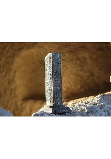 Bilge Tonyuku Yazıtı 1. Taş Masa Süsü Küçük