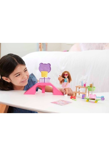 Barbie Chelsea Kaykay Parkı HJY35