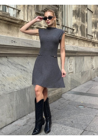 Kadın Dik Yaka Asimetrik Etekli Beli Tokalı Kolsuz Şık Tasarım Elbise Gri