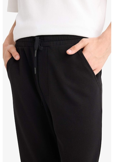 Defacto Regular Fit Basic Düz Beli Bağcıklı Düz Paça Cepli Eşofman Altı D6762AX24AU Siyah Defacto Regular Fit Basic Düz Beli Bağcıklı Düz Paça Cepli Eşofman Altı D6762AX24AU Siyah