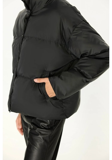 İçi Astarlı Su Ve Rüzgar Geçirmez Cepli Dik Yaka Kadın Mont Siyah