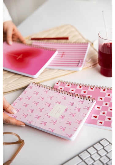 A5 Spiralli Karton Kapak 4'lü Set Kareli Okul Defteri 80 Yaprak - Ders Programlı Pembe Kurdele Kalp