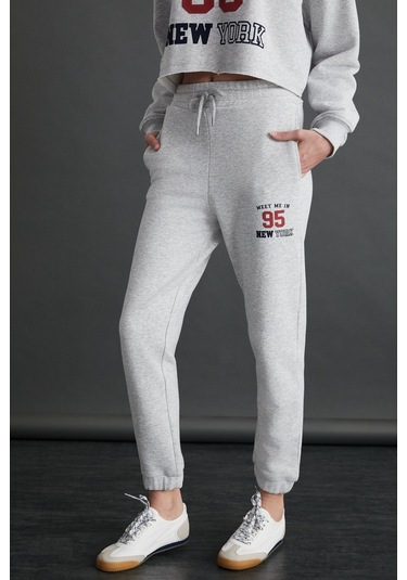 Gloryy Kadın Comfort Fit Baskı Detaylı Lastikli Paça Organik Pamuklu Grimelanj Eşofman Takımı