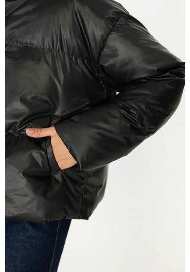 İçi Astarlı Su Ve Rüzgar Geçirmez Cepli Dik Yaka Kadın Mont Parlak Siyah