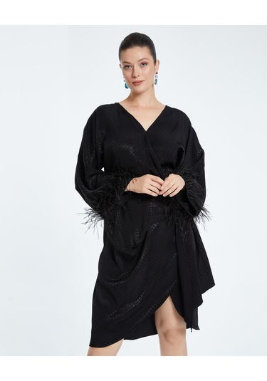 Saten Dokulu Tüy Detaylı Kruvaze Elbise Kuşaklı Ve Drapeli Özel Tasarım Siyah