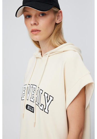 BASKILI KAPÜŞONLU ELBİSE BEJ