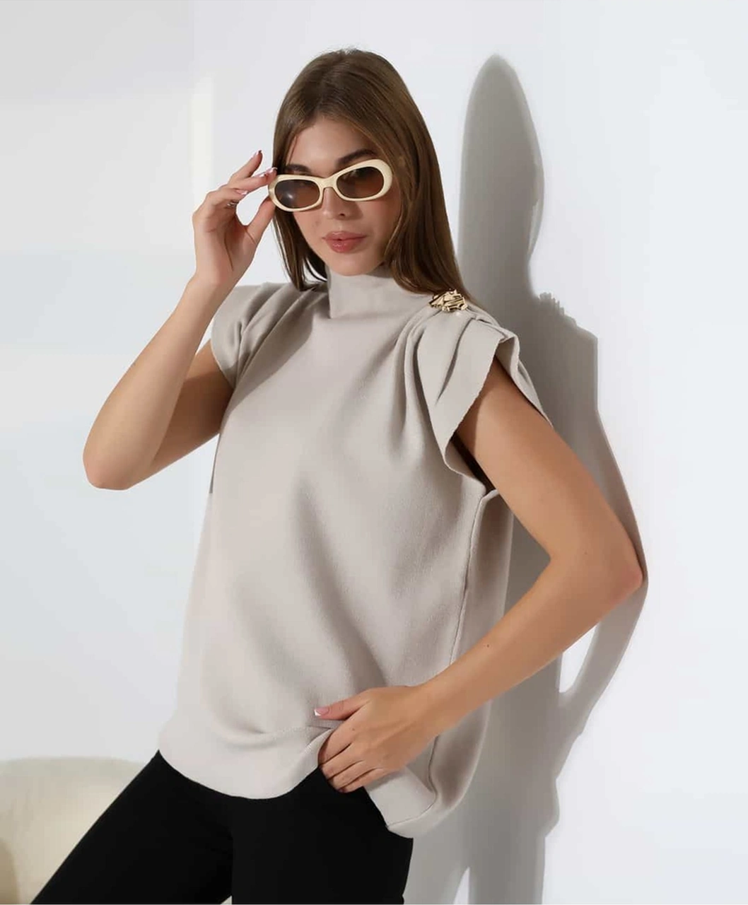 Zarif Omuz Detaylı Dik Yaka Triko Bluz Bej