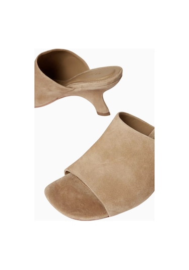 Simkhai Shadow 75 Bej Süet Açık Burun, El Yapımı Zarif Slip-on Mule Sandalet