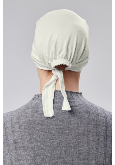 Kadın Tesettür Likralı Penye Dikişsiz Kaymaz Düz Bağlamalı Bone Ekru