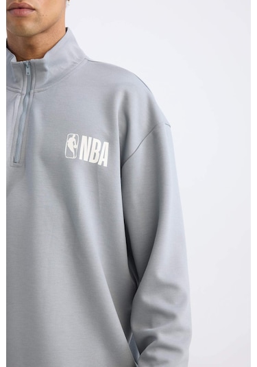 DeFactoFit NBA Wordmark Oversize Geniş Kalıp Fermuarlı Dik Yaka Sırt Baskılı Skuba Dalgıç Kumaş Sweatshirt C8917AX24AUGR445
