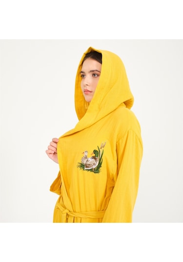 Ördek Nakışlı Kısa Kapüşonlu Müslin Kadın Bornoz-Sarı