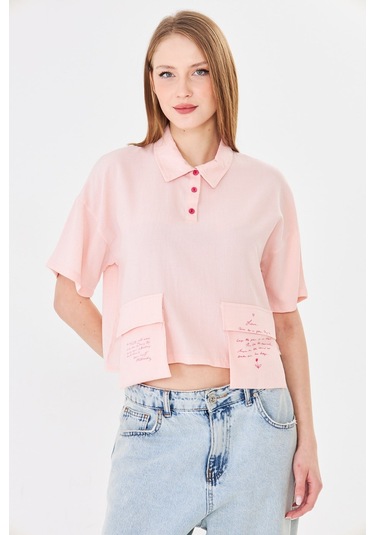 Sortie Collection Polo Yaka Yazı Baskılı Cep Detaylı Crop Bluz Pudra