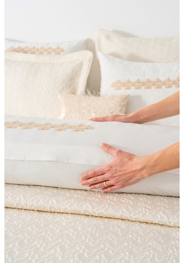 Parla Ekru Nakışlı Çift Kişilik Nevresimli Pike Seti - 8 Parça Çeyiz Seti Ekru