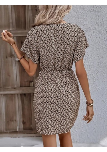 Kadın Kısa Yarasa Kollu Önden Kruvaze Yaka Detaylı Önden Bağlamalı Desenli Süprem Elbise Desenli Kadın Kısa Yarasa Kollu Önden Kruvaze Yaka Detaylı Önden Bağlamalı Desenli Süprem Elbise Desenli