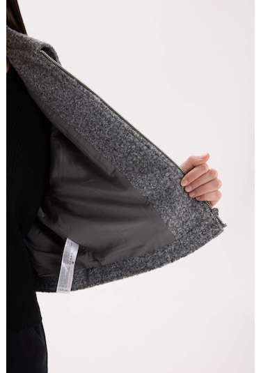 DeFacto Su İtici Regular Kalıp Polo Yaka Fermuarlı Cepli Kısa Kaşe Ceket C0935AX25SPGR503 Gri DeFacto Su İtici Regular Kalıp Polo Yaka Fermuarlı Cepli Kısa Kaşe Ceket C0935AX25SPGR503 Gri