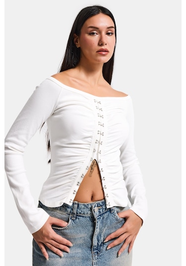 Itsbasic Kadın Beyaz W5 Agraf Detaylı Omzu Açık Özel Tasarım Crop Top