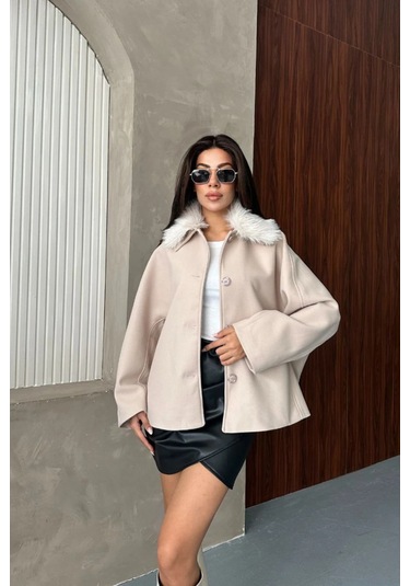 Kadın Bej Kürk Yakalı Kısa Ceket Kaşe Kumaş Oversize Geniş Kol Düğmeli Kışlık Ekru