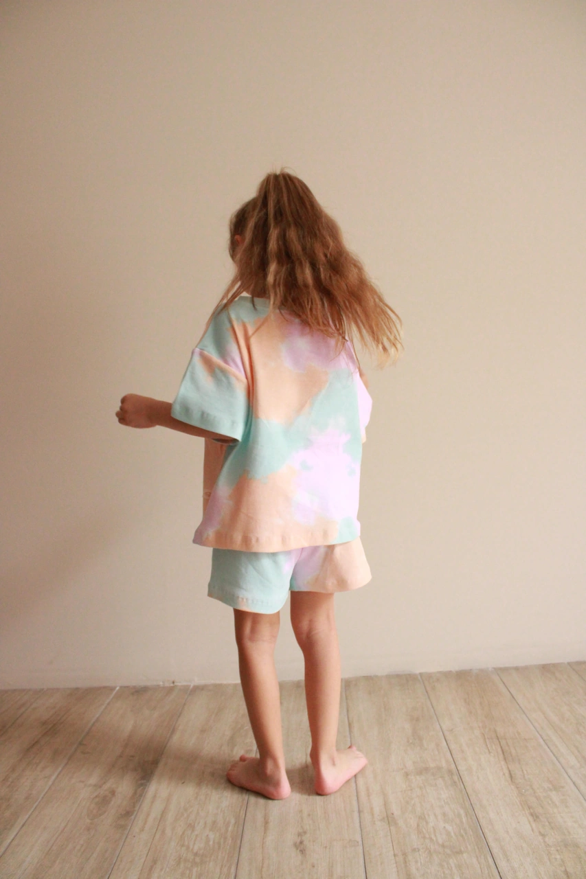 Batik Desenli Kalp Nakışlı Şortlu Takım Çok Renkli