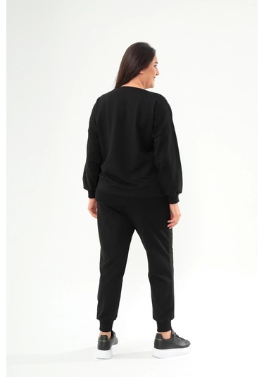 Önü V İncili Takım Siyah