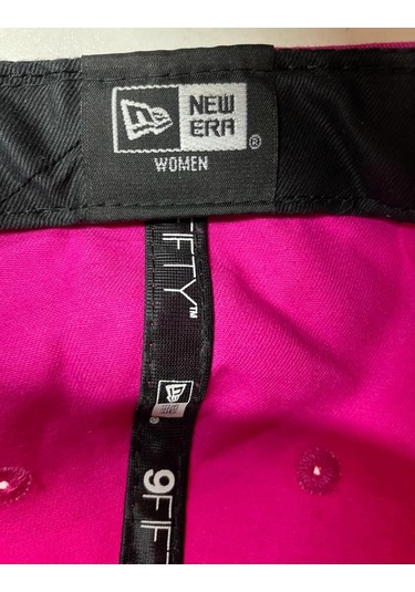 New Era Sarı Motifli Gold Ny Logo 9Fifty Kadın Şapka