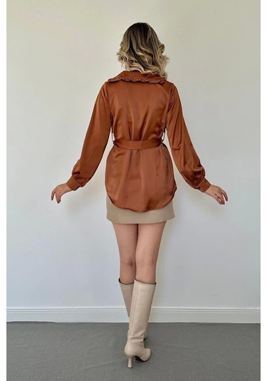 Kahverengi Yakası Fırfırlı Kuşaklı Saten Gömlek Kahve