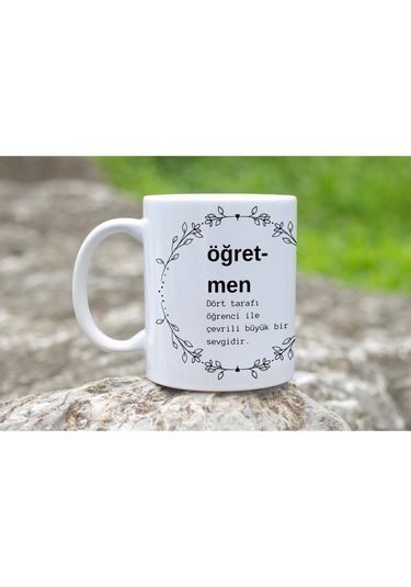 Öğretmen Tanımı Kupa Bardak Dört Tarafı Öğrenciyle Çevrili Büyük Bir Sevgidir Yazılı Tasarım Beyaz
