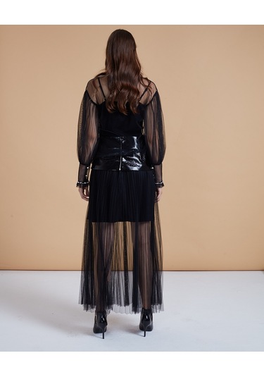 Transparan Yaka Ve Kol Detaylı Dantel Garnili Bluz Romantik Ve Zarif Tasarım Siyah