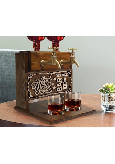Bk Gift Kişiye Özel Kabartma Yeni Yıl Tasarımlı İsimli Çift Musluklu Doğal Ahşap İçki Standı-9, İçki Standı, Doğum Günü Hediyesi, Ev Hediyesi Bitmeyen