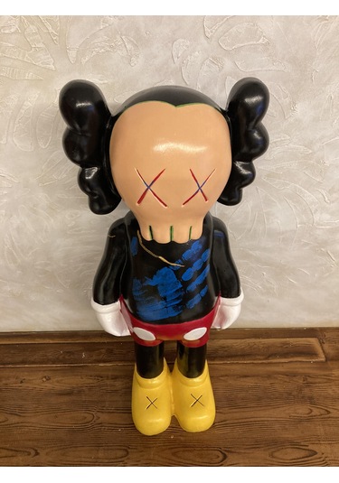 Kaws Büyük Ayakta