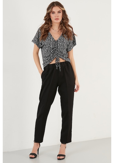 Lela Desenli Önü Büzgülü V Yaka Crop Bayan Bluz 5864486Y4 Siyah Lela Desenli Önü Büzgülü V Yaka Crop Bayan Bluz 5864486Y4 Siyah