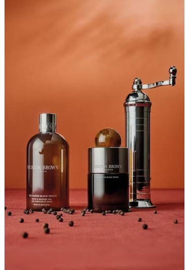 Molton Brown Re-charge Black Pepper Imza Mum, Sürdürülebilir & Lüks Çok Renkli