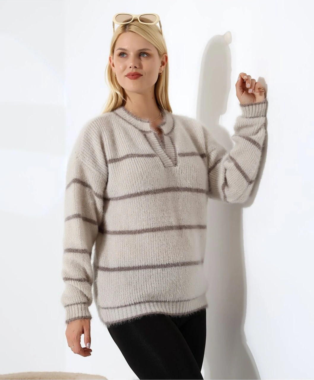 Yaka V Kesimli Tüylü Çizgili Triko Kazak Krem